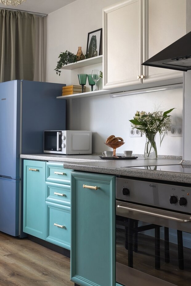 Холодильник решили сделать цветным, чтобы он лучше вписался в яркий интерьер. Кухня уже была в квартире, она перекрашена краской Sherwin-Williams, то же самое со шкафом в прихожей: ему добавили молдинги и розетки, покрасили в желтый цвет.