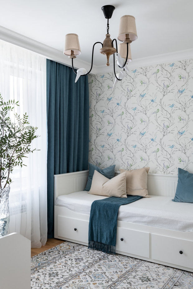 В этой комнате останавливается мама заказчицы, когда приезжает в гости. Здесь поклеили обои с птицами, которые поддержали люстрой в такой же тематике. Вся мебель из ИКЕА.