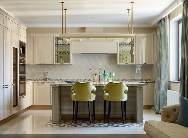Фотография: Кухня и столовая в стиле Классический, Современный, Квартира, Проект дня, Москва, 4 и больше, Более 90 метров, Алиса Шабельникова, Эксклюзивные проекты – фото на INMYROOM