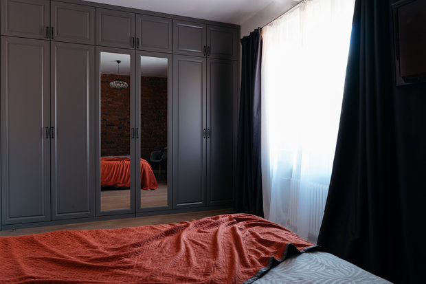 Фотография: Спальня в стиле Лофт, Эклектика, Квартира, Проект недели, Москва, Кирпичный дом, 2 комнаты, 40-60 метров, 60-90 метров, Варя Шалито – фото на INMYROOM