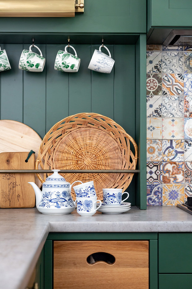 Фотография: Кухня и столовая в стиле Прованс и Кантри, Классический, Эклектика, Дом, Проект недели, Зеленый, Винтаж, Санкт-Петербург, оформить дом из бруса, Более 90 метров, Мария Нечаева – фото на INMYROOM