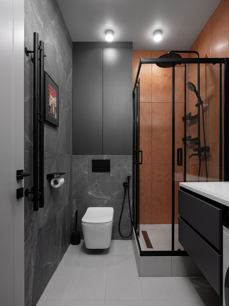 Для постера в санузле тоже подобрали паспарту нестандартного цвета, чтобы придать ему индивидуальную изюминку и гармонично вписать в интерьер.