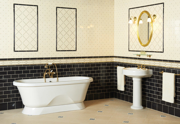 Интерьер ванной в классическом стиле с белой ванной и черной плиткой