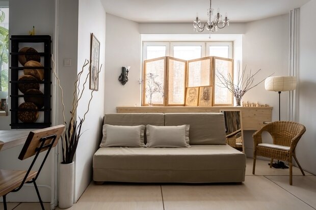 В интерьер отлично вписались винтажные хрустальные люстры и аутентичные светильники на стенах.