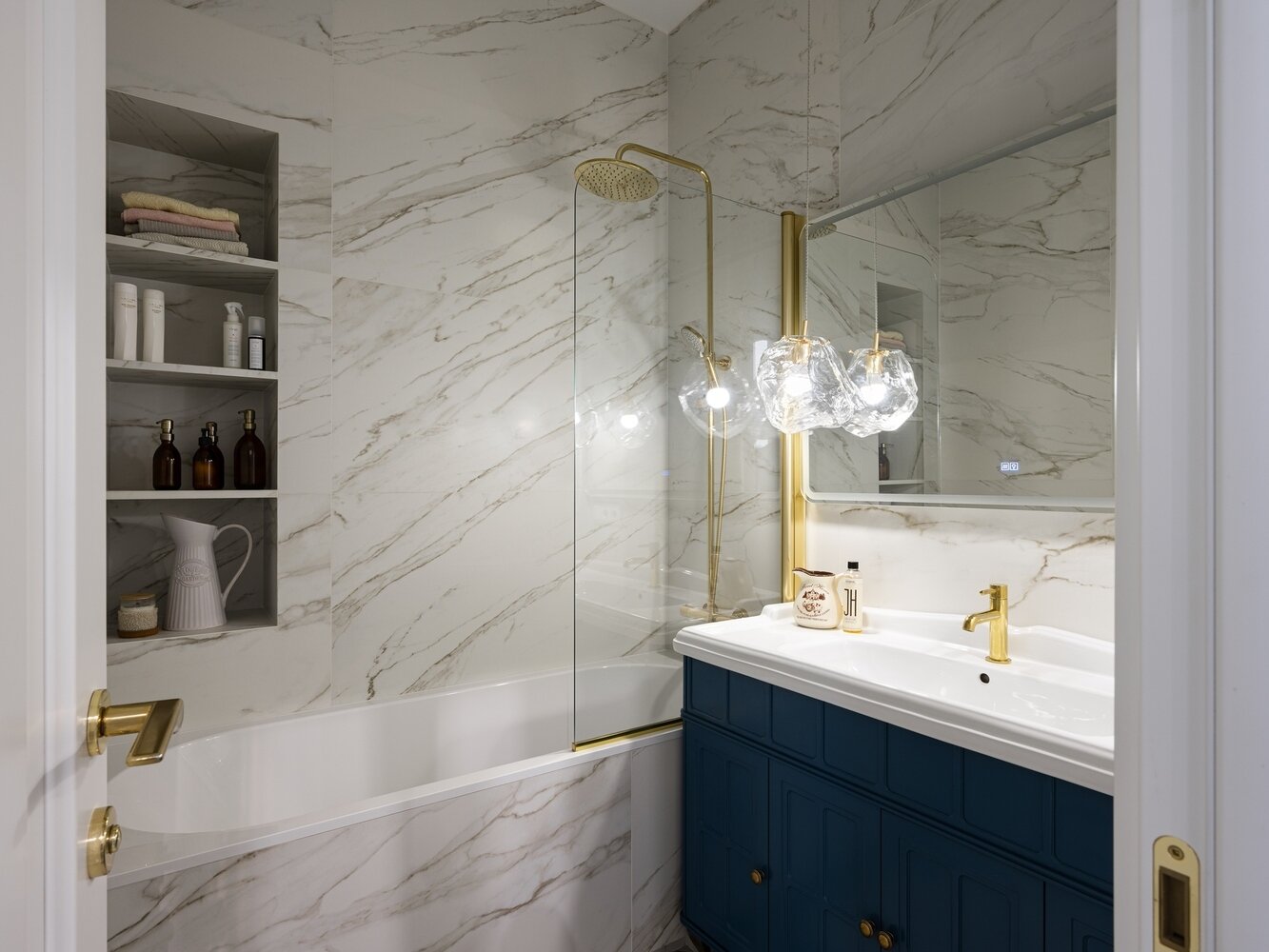 Фотография: Ванная в стиле Классический, Современный, Прихожая, Квартира, Советы, Москва, узкая прихожая, идеи обустройства прихожей, Сталинка, UN Buro, Анастасия Потапова – фото на INMYROOM Фотография: Ванная в стиле Классический, Современный, Прихожая, Квартира, Советы, Москва, узкая прихожая, идеи обустройства прихожей, Сталинка, UN Buro, Анастасия Потапова – фото на INMYROOM