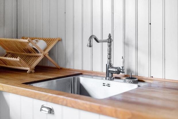 Фотография: Кухня и столовая в стиле Прованс и Кантри, Скандинавский, Дом, Белый, Минимализм, Красный, Серый, Дом и дача, 40-60 метров – фото на INMYROOM