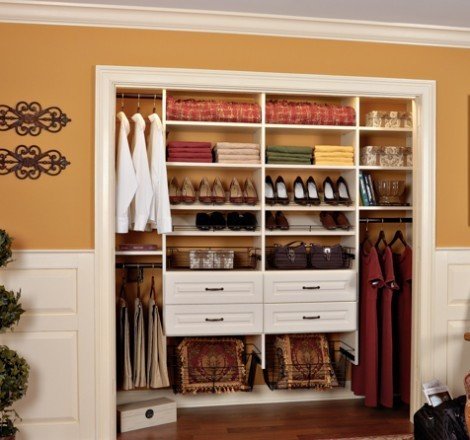 Фотография: Гардеробная в стиле Прованс и Кантри, Спальня, Декор интерьера, Интерьер комнат, Системы хранения, Кровать, Гардероб – фото на INMYROOM