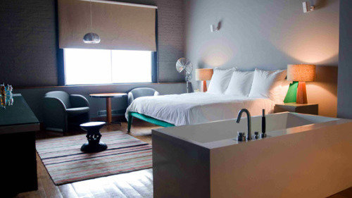 Фотография: Спальня в стиле Лофт, Дома и квартиры, Городские места, Отель, Бассейн, Индустриальный – фото на INMYROOM