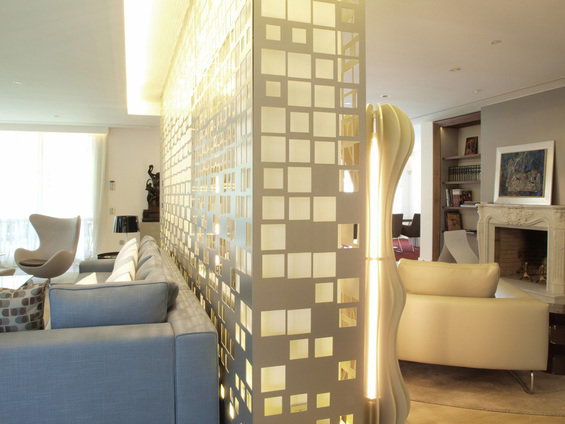 Фотография: Гостиная в стиле Эклектика, Кухня и столовая, Спальня, Классический, Квартира, Испания, Цвет в интерьере, Дома и квартиры, Бежевый, Подсветка, Перегородка – фото на INMYROOM