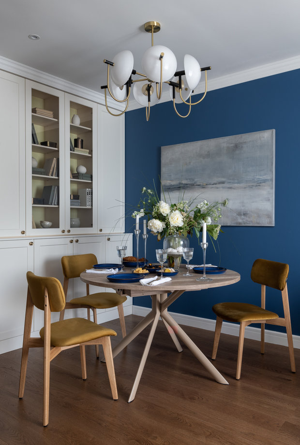 «Этот проект интересен еще и гармоничным сочетанием разных фактур и оттенков дерева. Мы не стремились подобрать все деревянные элементы тон в тон, а, наоборот, дали им возможность подружиться, объединив в одном интерьере», — рассказывает дизайнер.