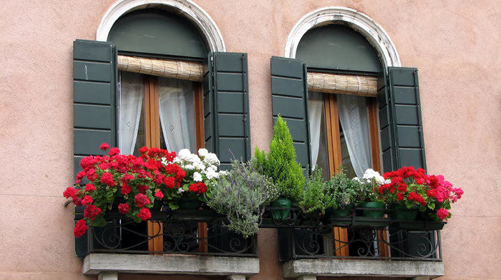 Фотография: Кухня и столовая в стиле Прованс и Кантри, Балкон, Гид – фото на INMYROOM Фотография: Кухня и столовая в стиле Прованс и Кантри, Балкон, Гид – фото на INMYROOM