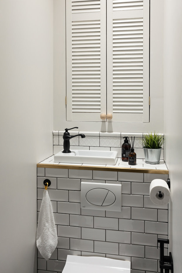 В санузле есть встроенный шкаф с полками и розеткой для хранения необходимых мелочей, а также для беспроводного пылесоса. 