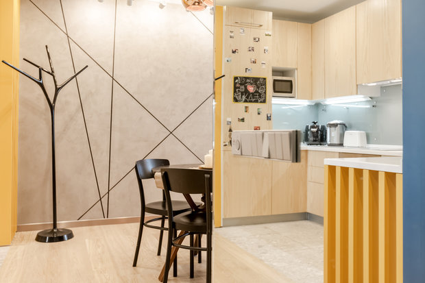 Фотография: Кухня и столовая в стиле Современный, Квартира, Eames, Gorenje, Проект недели, Москва, Бежевый, Dulux, Желтый, Серый, Декоративная штукатурка, Коричневый, Граффити, SLV, ИКЕА, кирпич в интерьере, кирпичная стена, кирпичная стена в интерьере, идеи перепланировки однушки, перепланировка однокомнатной квартиры, современный интерьер, Roca, Porcelanosa, освещение в спальне, Lightstar, Jacob Delafon, Kermi, Centrsvet, как организовать хранение на небольшом метраже, перепланировка студии, кирпичный клинкер, квартира в современном стиле, сценарии освещения, Grohе, хранение книг в небольшой квартире, перепланировка однушки, современный стиль в интерьере, как из однушки сделать двушку, кирпичная кладка в интерьере, современные сценарии освещения, как создать современный и модный интерьер, керамогранит под дерево, Estetica, интерьер с кирпичной кладкой, декоративное освещение в квартире, Megalux, Valentin, Arline, Italline, Constance Guisse, Terhuerne, Calcebeton, Moorbrand, Виктория Золина, Zi-Design Interiors – фото на INMYROOM