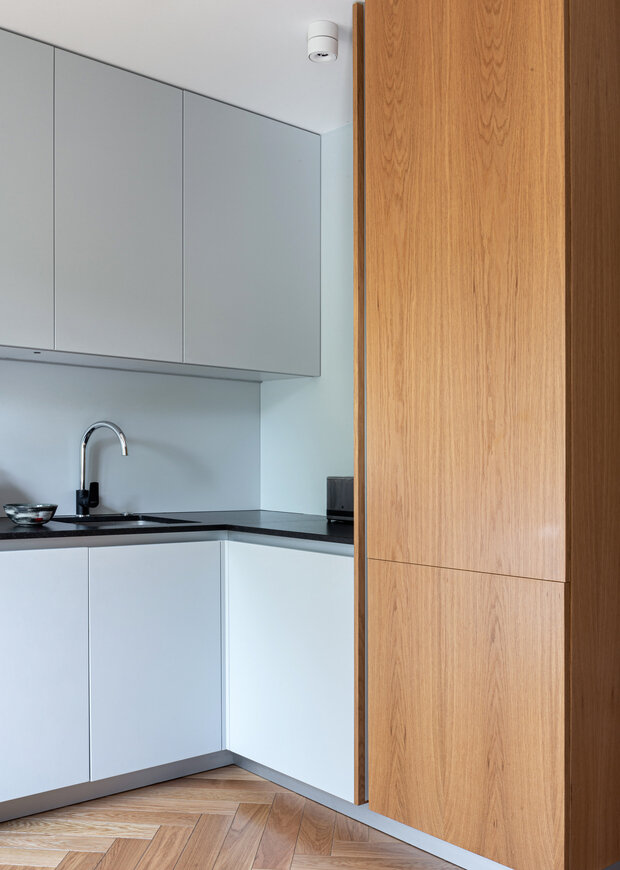 Фотография: Кухня и столовая в стиле Скандинавский, Современный, Минимализм, Малогабаритная квартира, Квартира, Проект недели, Москва, Блочный дом, 2 комнаты, до 40 метров, Наталия Ленда – фото на INMYROOM