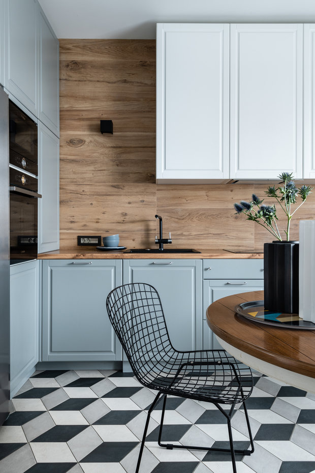 На фартуке использовали керамогранит под дерево. Столешница ламинированная, под цвет фартука. 