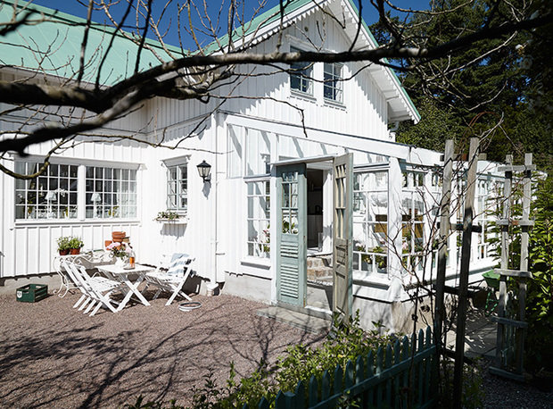 Фотография: Балкон, Терраса в стиле , Скандинавский, Декор интерьера, Дом, Мебель и свет, Цвет в интерьере, Дома и квартиры, Белый, Дача – фото на INMYROOM