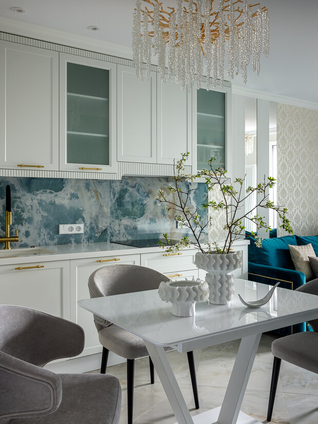 Фотография: Кухня и столовая в стиле Классический, Современный, Эклектика, Квартира, Проект дня, 3 комнаты, 60-90 метров, Уфа, Ольга Маганова, современный с элементами классики и роскоши – фото на INMYROOM
