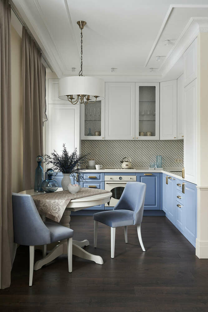 Заказчикам была нужна большая гостевая зона для приема гостей. В праздники обеденный стол ставят по центру гостиной. Заказчикам была нужна большая гостевая зона для приема гостей. В праздники обеденный стол ставят по центру гостиной.