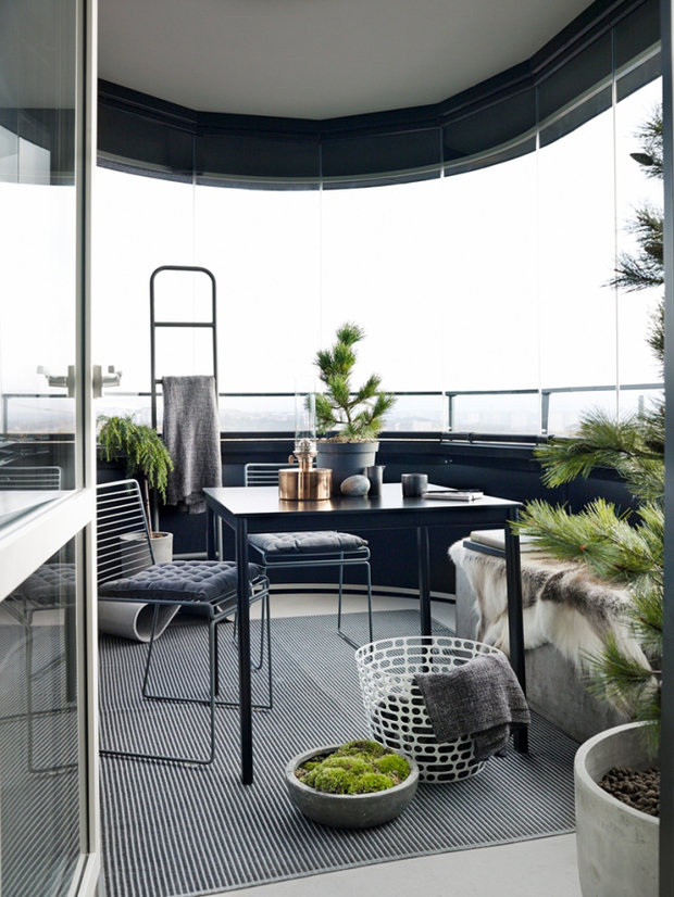 Фотография: Балкон в стиле Скандинавский, Минимализм, Декор интерьера, Квартира, Аксессуары, Мебель и свет, Белый, Черный – фото на INMYROOM