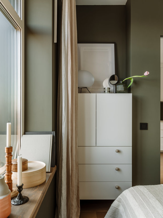 Для хранения одежды используются шкафы ИКЕА в прихожей. В спальне есть высокий комод с выдвижными ящиками — его собирали из готовых каркасов и фасадов, которые купили в магазине.