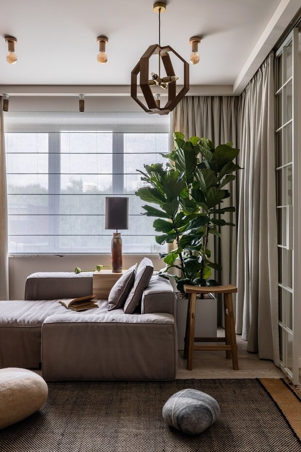 Главным акцентом гостиной является раскидистый фикус Лирата. Он сразу притягивает к себе внимание и создает атмосферу уюта вокруг.