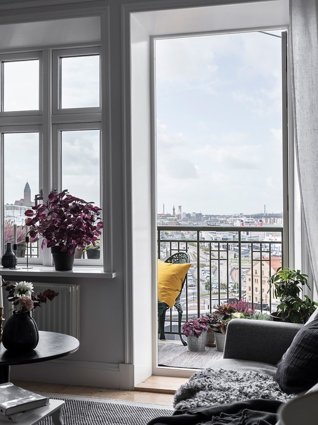 Фотография: Балкон в стиле Скандинавский, Советы, экологическая сертификация, REHAU, Безопасный дом, как сделать дом безопасным, как выбрать окна – фото на INMYROOM