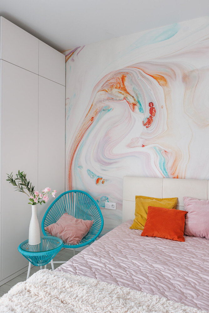 Особый акцент был сделан на рабочих местах для всех членов семьи. В результате появилось два отдельных рабочих места с компьютером в спальне и удобные рабочие места в детских. По специальному проекту был сделан шкаф с зоной рабочего стола в спальне.