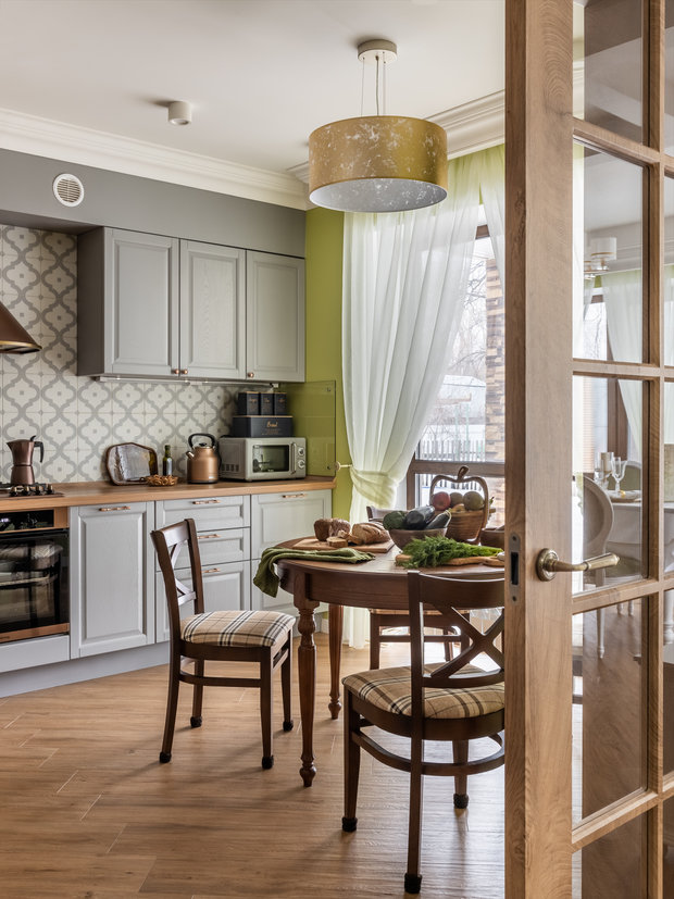 Фотография: Кухня и столовая в стиле Прованс и Кантри, Классический, Эклектика, Дом, Проект дня, Дом и дача, как обустроить загородный дом, дизайн двухэтажного дома, как оформить дом в классическом стиле, 4 и больше, Более 90 метров, Самарская область, Татьяна Киреева, ремонт в доме – фото на INMYROOM