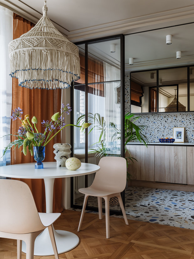 Стильный абажур в технике макраме делает пространство более уютным и домашним.