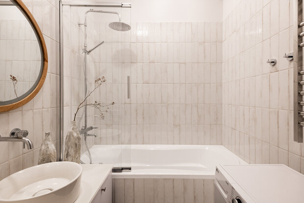 Фотография: Ванная в стиле Современный, Квартира, Проект дня, Москва, Сталинка, 2 комнаты, 40-60 метров, Патриаршие пруды, винтаж/ретро, Рамиля Шагиева, Эмиль Шагиев – фото на INMYROOM