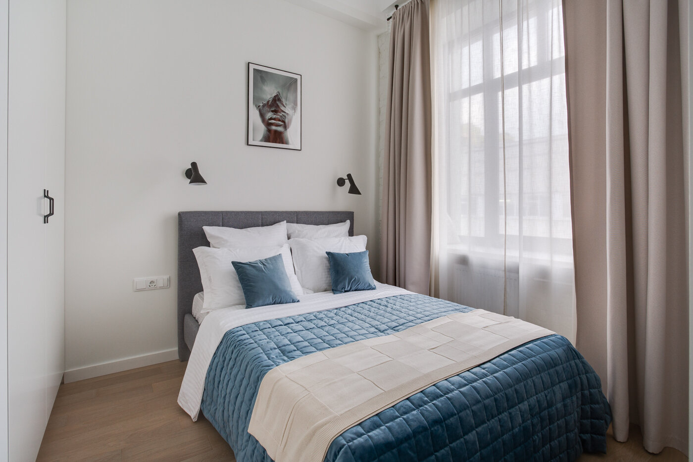 Чтобы дверь шкафа открывалась полностью, пришлось отказаться от прикроватной тумбы, но зато продуманы удобные выключатели с мастер-кнопкой и розетка для USB-проводов. Чтобы дверь шкафа открывалась полностью, пришлось отказаться от прикроватной тумбы, но зато продуманы удобные выключатели с мастер-кнопкой и розетка для USB-проводов.