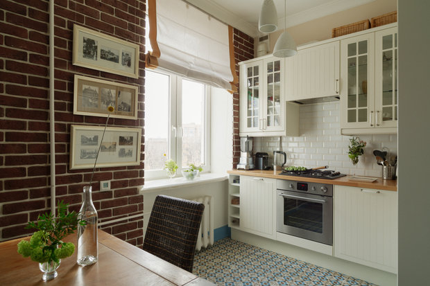 Фотография: Кухня и столовая в стиле Скандинавский, Лофт, Эклектика, Квартира, Teak House, Белый, Проект недели, Москва, Бежевый, Синий, Голубой, Коричневый, ИКЕА, Manders, маленькая кухня, белая гостиная, порядок в детской, хранение книг в небольшой квартире, системы хранения для коридора, декор интерьера в скандинавском стиле, Анна Смирнова, Vesna-Leto – фото на INMYROOM