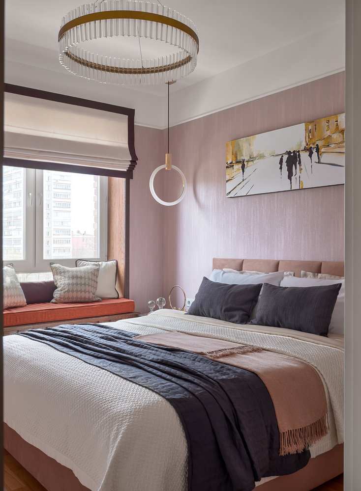 Картину в изголовье написала дизайнер Евгения Ивлиева специально для этого проекта.