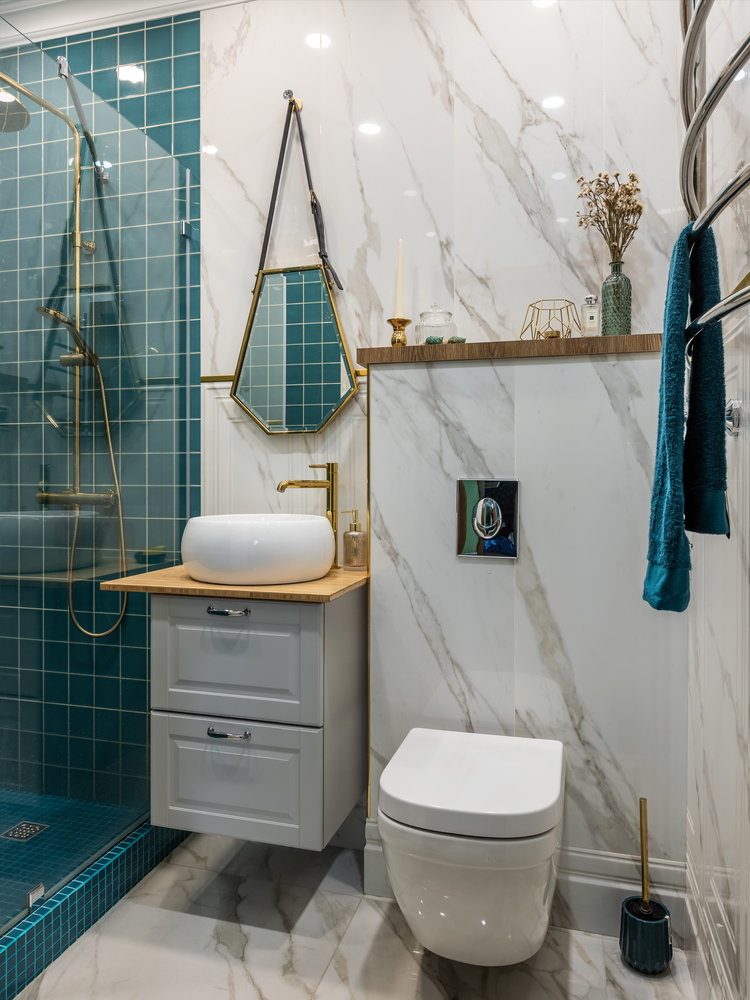 Санузел на первом этаже небольшой, всего 3,5 квадрата. Тем не менее там удалось разместить душевую кабину в строительном исполнении, унитаз с инсталляцией и небольшую раковину. Все внимание притягивает на себя душевая кабина изумрудного цвета. В отделке стен и пола использована плитка, имитирующая мрамор. Санузел на первом этаже небольшой, всего 3,5 квадрата. Тем не менее там удалось разместить душевую кабину в строительном исполнении, унитаз с инсталляцией и небольшую раковину. Все внимание притягивает на себя душевая кабина изумрудного цвета. В отделке стен и пола использована плитка, имитирующая мрамор.