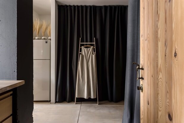 «Пожалуй, самым необычным предметом, созданным для этого интерьера, стало скульптурное платье LEN. Не только интерьер дома отражает мировоззрение и характер человека, который в нем живет, но и его одежда. Оно было сшито специально для мамы», — делится Александра Журавлева.