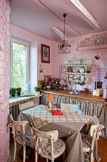 Фотография: Кухня и столовая в стиле Прованс и Кантри, Малогабаритная квартира, Квартира, Россия, Ландшафт, Планировки, Аксессуары, Декор, Мебель и свет, Белый, Москва, Бежевый, Dulux, Розовый, перепланировка двушки, Трехгорная мануфактура, Гранд, Татьяна Апрельская (Мхитарян), антресольные спальни, трешка из двушки, многодетный дизайнер – фото на INMYROOM