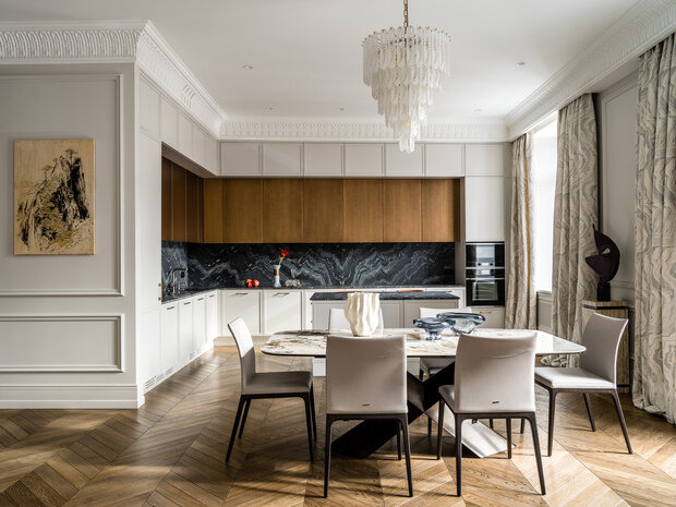 Кухня была в самом дальнем конце квартиры — теперь она логично расположена рядом со входом, все помещения спланировали заново.