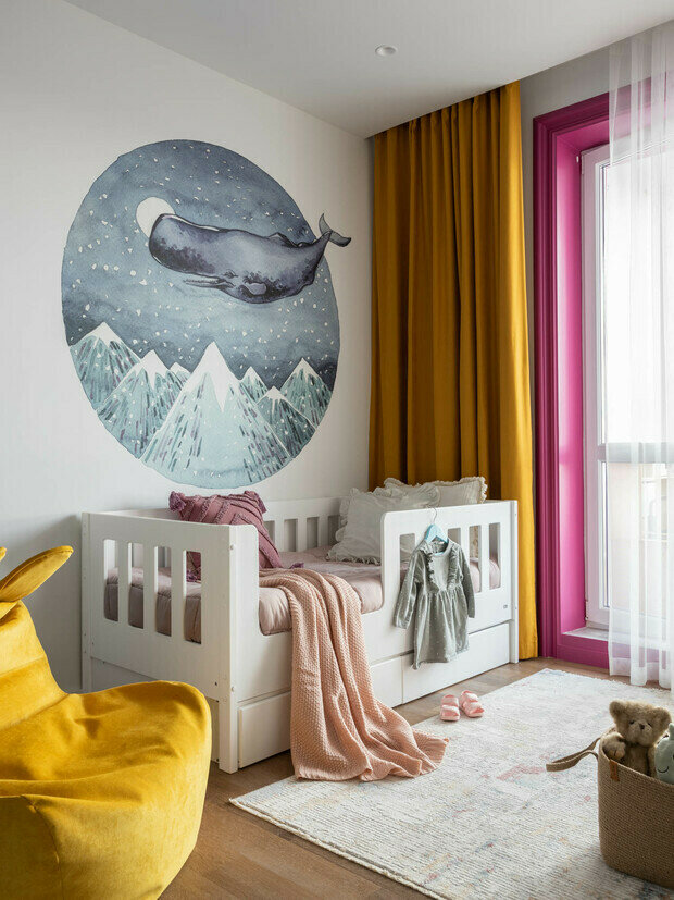 Интересный прием в детской дочери — оформление проема на балкон широким молдингом, выкрашенным в ярко-розовый цвет вместе с откосами и стеной на балконе. Таким же цветом выкрашено «сердце» на стене в комнате.