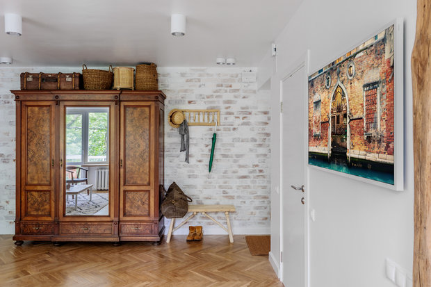 Массивный шкаф является частью прихожей, ему 100 лет. Внутри он очень функциональный: в одной части хранится обувь, в центральной — штанга для верхней одежды, в третьей части — хозяйственное хранение.