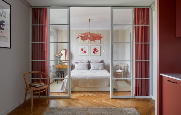 Отправной точкой концепта этой квартиры был светильник темно-кораллового цвета, который дизайнер давно приглядела у маленькой французской мастерской. Его заказывали из Парижа.