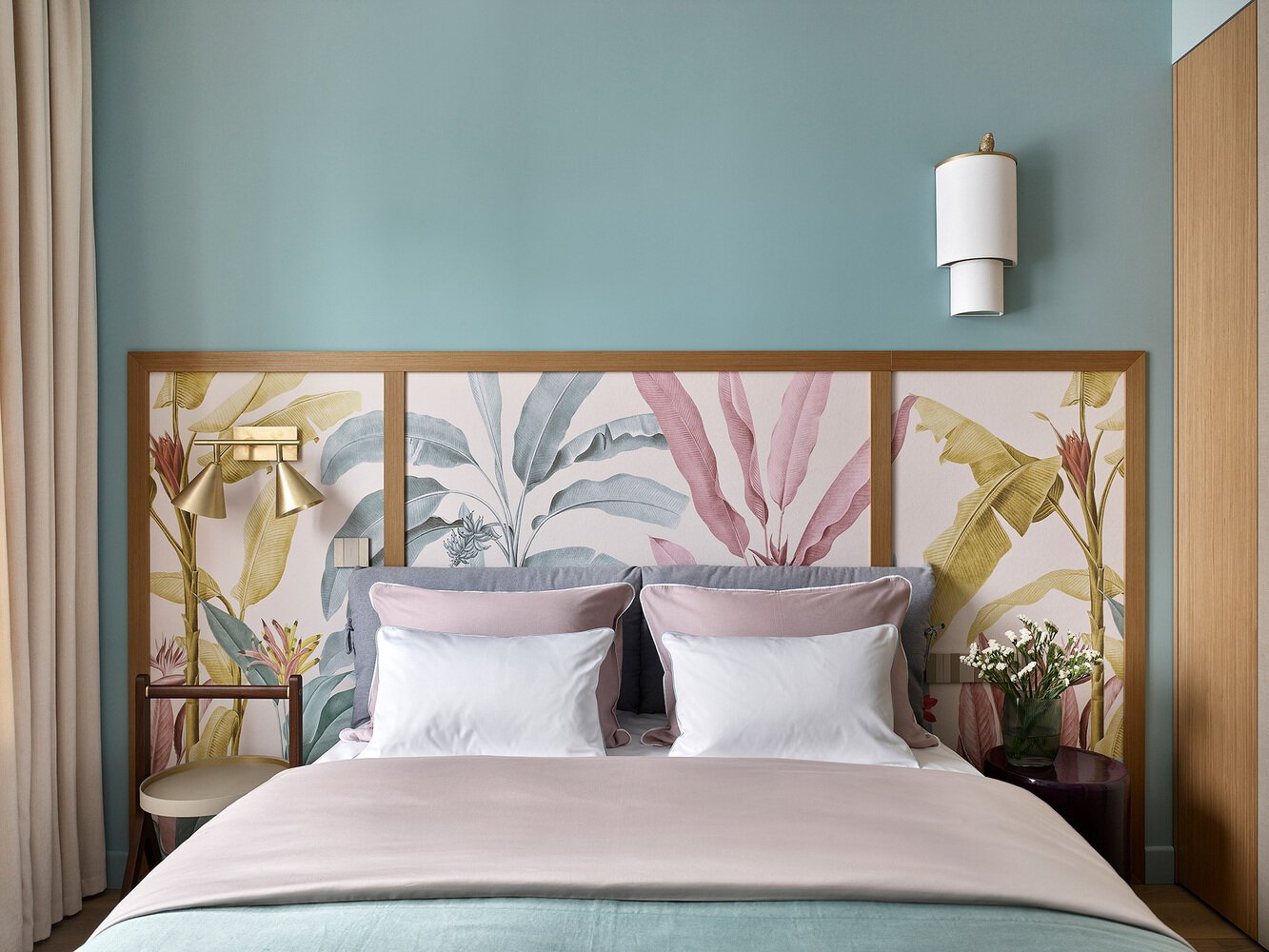 Панно с растительным рисунком, обрамленным шпонированной рамкой, добавляет цвета в интерьер спальни.