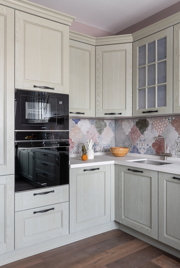 Холодильник, морозильник и микроволновую печь вынесли в отдельную зону, что позволило максимально сохранить рабочую поверхность.