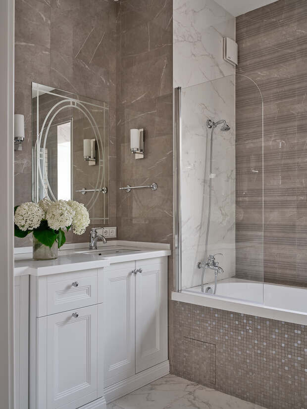 Фотография: Ванная в стиле Классический, Современный, Дом, Проект дня, Москва, Дом и дача, Блочный дом, 4 и больше, Более 90 метров, классический с современными элементами, Екатерина Бачурина – фото на INMYROOM