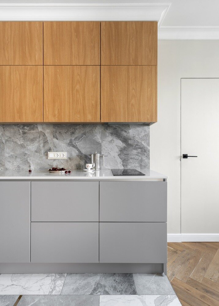 Дверь справа ведет в соседнюю квартиру. Максимально было увеличено пространство кухни за счет уменьшения коридора, а в зоне гостиной разместилась гардеробная зона, которая помогла решить проблему хранения в маленькой квартире. Дверь справа ведет в соседнюю квартиру. Максимально было увеличено пространство кухни за счет уменьшения коридора, а в зоне гостиной разместилась гардеробная зона, которая помогла решить проблему хранения в маленькой квартире.