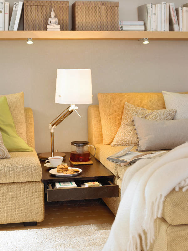 Фотография: Гостиная в стиле Скандинавский, Современный, Декор интерьера, Малогабаритная квартира, Квартира, Дома и квартиры, Советы, Зеркало – фото на INMYROOM