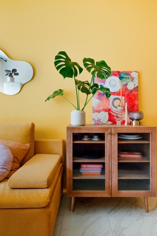 Весь декор был найден в местных винтажных и керамических лавках, даже плакаты в рамах и те необычные — это оригинальные обложки журналов середины прошлого века.