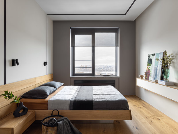 «Обратите внимание на подоконники. Они сделаны из бетона, практически DIY. Подрядчик, которого они нашли, бросил недоделанную работу и пропал. Чтобы не задерживать стройку, ребята решили сами доделать их — подоконники в таком виде очень органично вписались в интерьер», — рассказывает дизайнер.