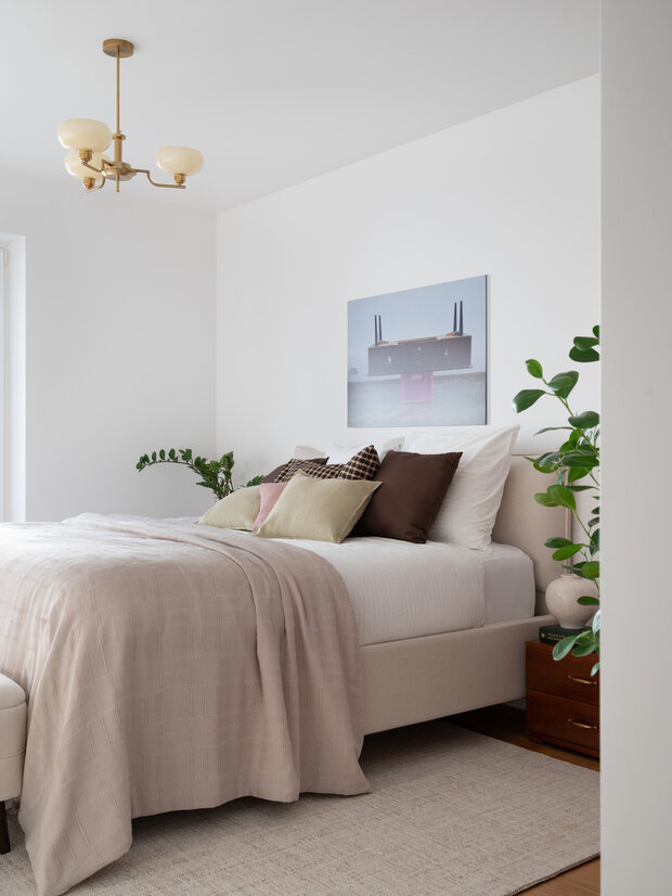 Фотография: Спальня в стиле Скандинавский, Современный, Минимализм, Квартира, Проект дня, Санкт-Петербург, Монолитный дом, 2 комнаты, 60-90 метров, современная классика с элементами модерна, Вера Домбровская – фото на INMYROOM