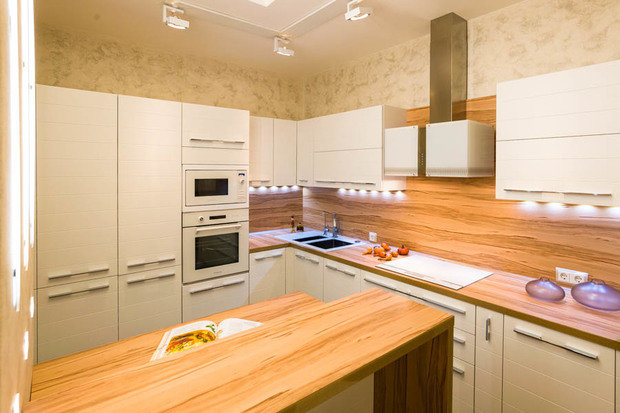 Фотография: Кухня и столовая в стиле Современный, Квартира, Россия, iM, Белый, Проект недели, Бежевый, Серый, Сочи, Caparol, Рыжий кот, Marbel, Ax Citterio, Wall and Deco, Map, Tonin Casa, Tomasella, Bubble Chair, Елена Туйсузян, Креазон, как оформить трешку, гардероб в спальне, стеклянный пол в комнате – фото на INMYROOM