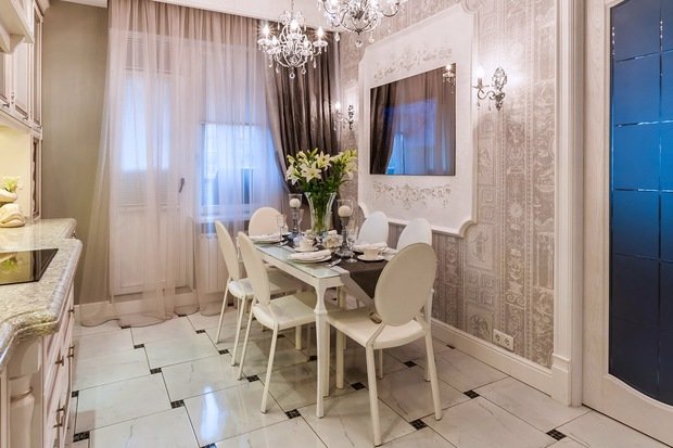 Фотография: Кухня и столовая в стиле Классический, Декор интерьера, Дом, Мебель и свет, Полки, Лепнина – фото на INMYROOM